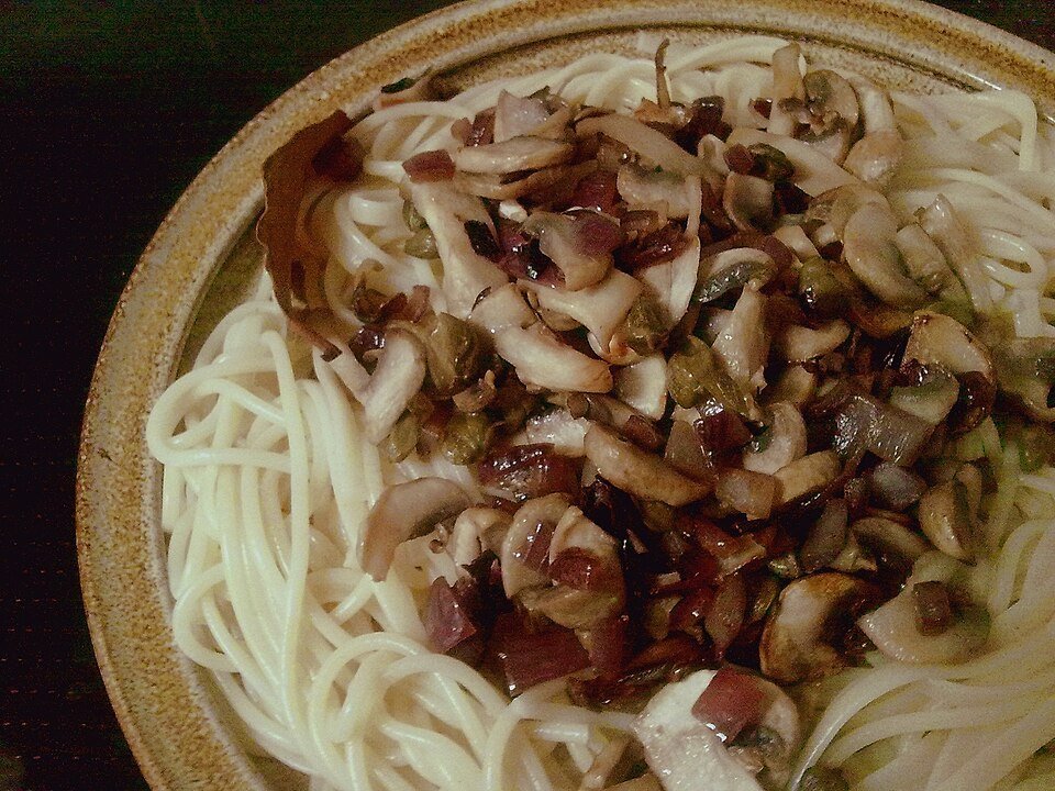 Vegan mushroom spaghetti - Espaguetis con champiñones — illustrative reference photograph