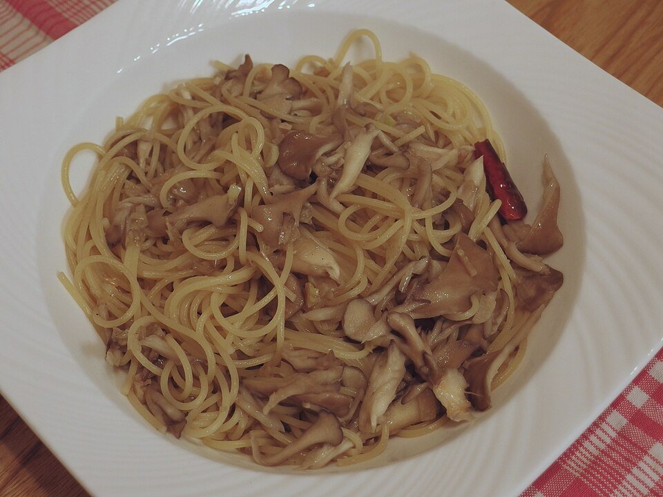 Maitake mushroom spaghetti — illustrative reference photograph